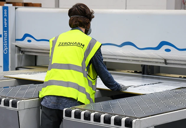 Beamsaw cutting facade panels